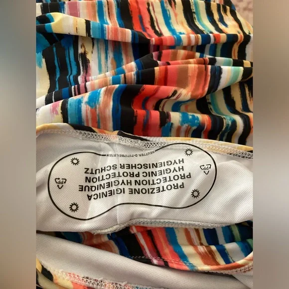 New One piece multi colored halter neck swimsuit - Picture 3 of 6